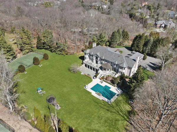 a view of a tennis court