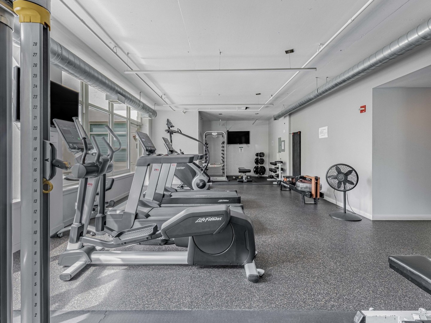 909 West Washington Boulevard, Unit 911 Chicago, IL 60607 - Photo 19 of 26 a view of a room with gym equipment