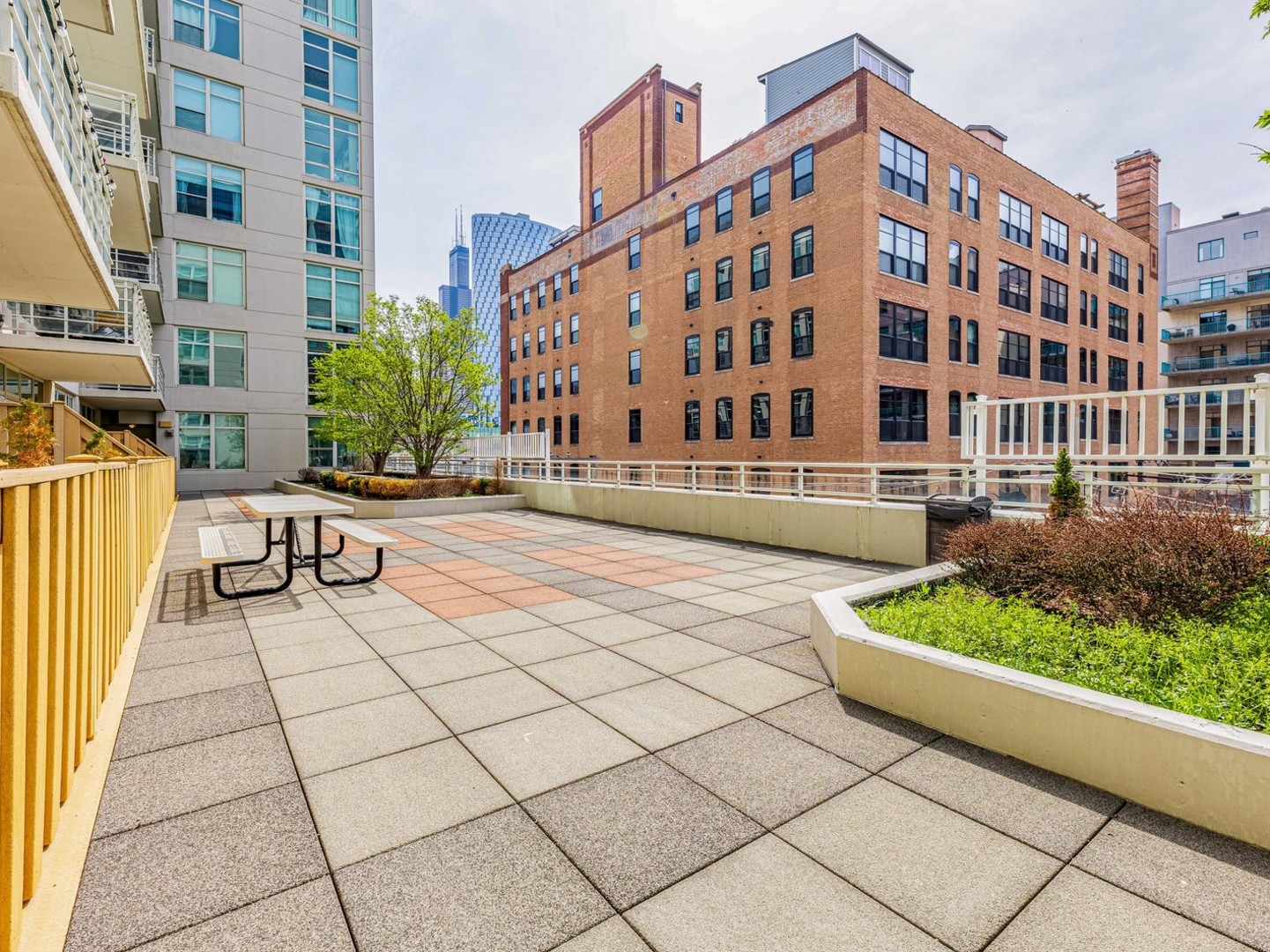 909 West Washington Boulevard, Unit 911 Chicago, IL 60607 - Photo 20 of 26 a view of a building with a bench in front of it