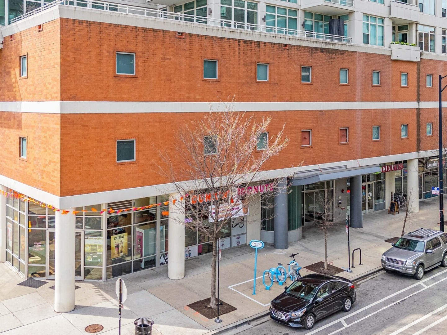 909 West Washington Boulevard, Unit 911 Chicago, IL 60607 - Photo 2 of 26 a view of a building with sitting area