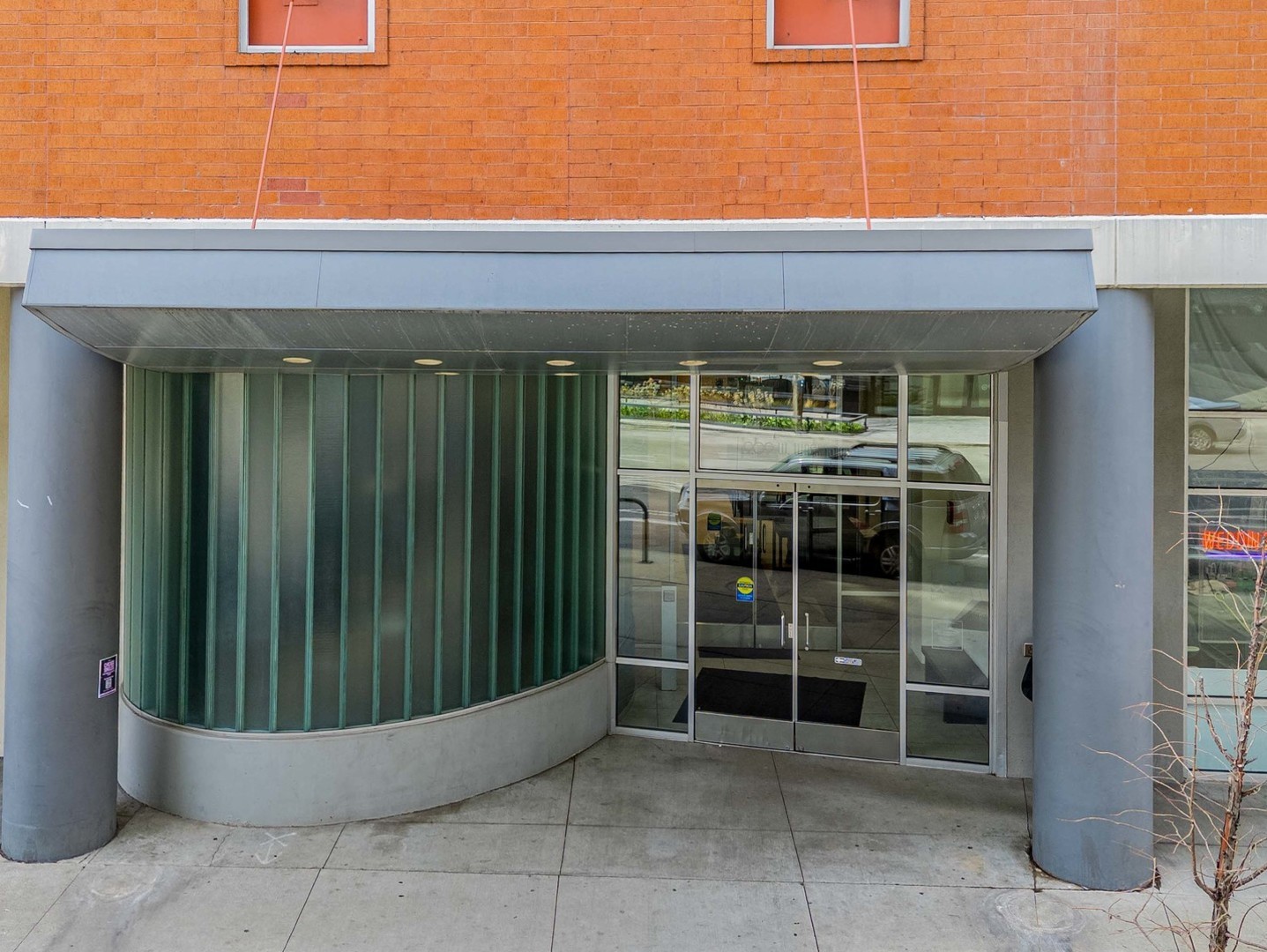 909 West Washington Boulevard, Unit 911 Chicago, IL 60607 - Photo 25 of 26 a view of a entryway door