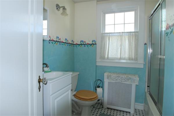 137 Gillette Avenue Springfield, MA 01118 - Photo 15 of 19 Gallery Image 15