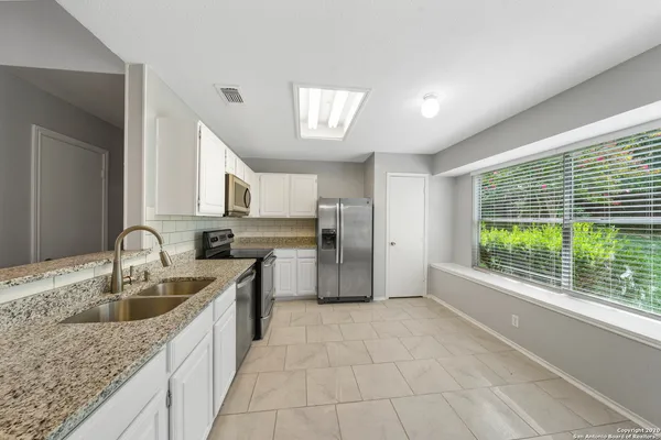 $1,625 | 6110 Broadmeadow, San Antonio, TX 78240