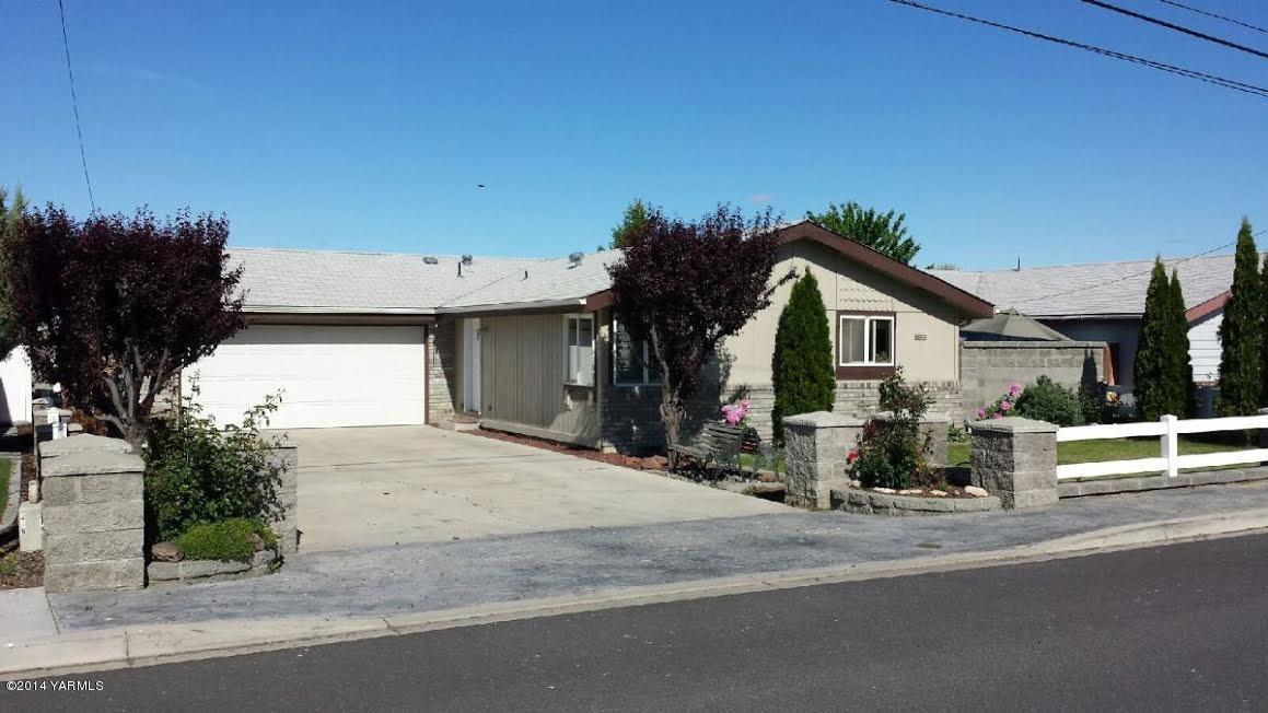 216 North Rivard Road Moxee, WA 98936 - Photo 1 of 16 a view of a house with a outdoor space
