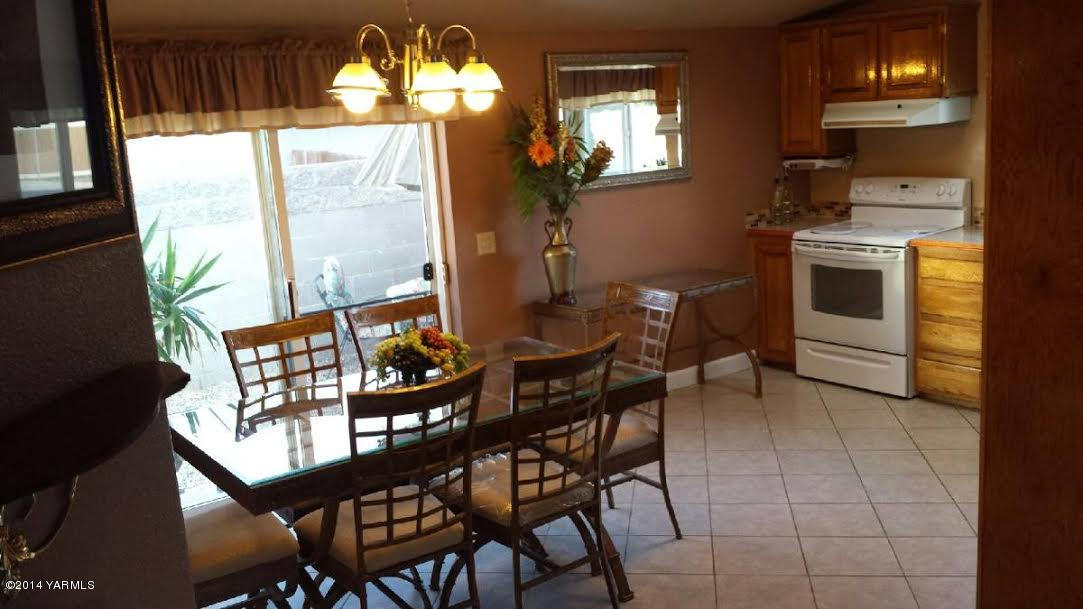 216 North Rivard Road Moxee, WA 98936 - Photo 2 of 16 a dining room with furniture and window