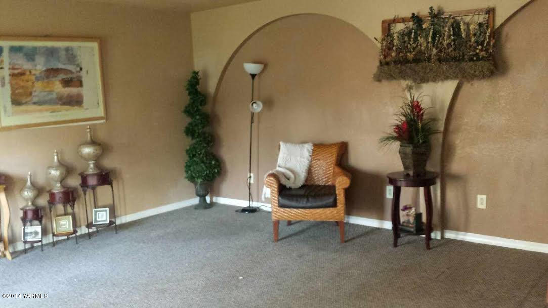 216 North Rivard Road Moxee, WA 98936 - Photo 11 of 16 a living room with furniture and a potted plant