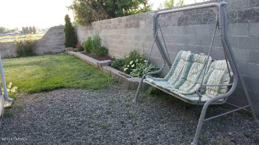 216 North Rivard Road Moxee, WA 98936 - Photo 13 of 16 a backyard of a house with table and chairs