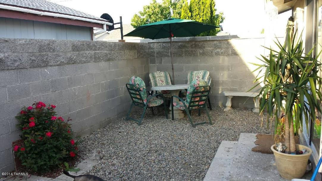 216 North Rivard Road Moxee, WA 98936 - Photo 14 of 16 a table and chair sitting in backyard of a house
