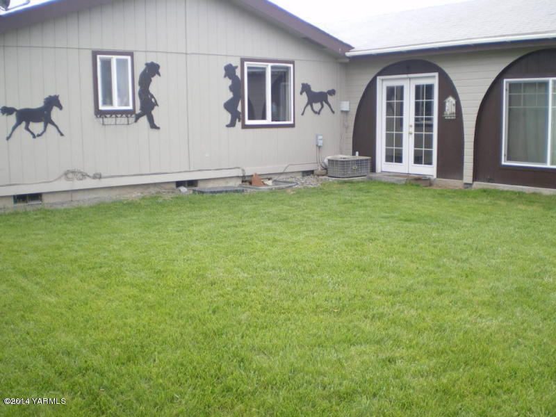 216 North Rivard Road Moxee, WA 98936 - Photo 16 of 16 a view of a house with backyard