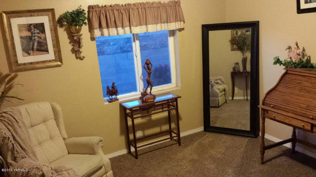 216 North Rivard Road Moxee, WA 98936 - Photo 5 of 16 a living room with furniture and a window