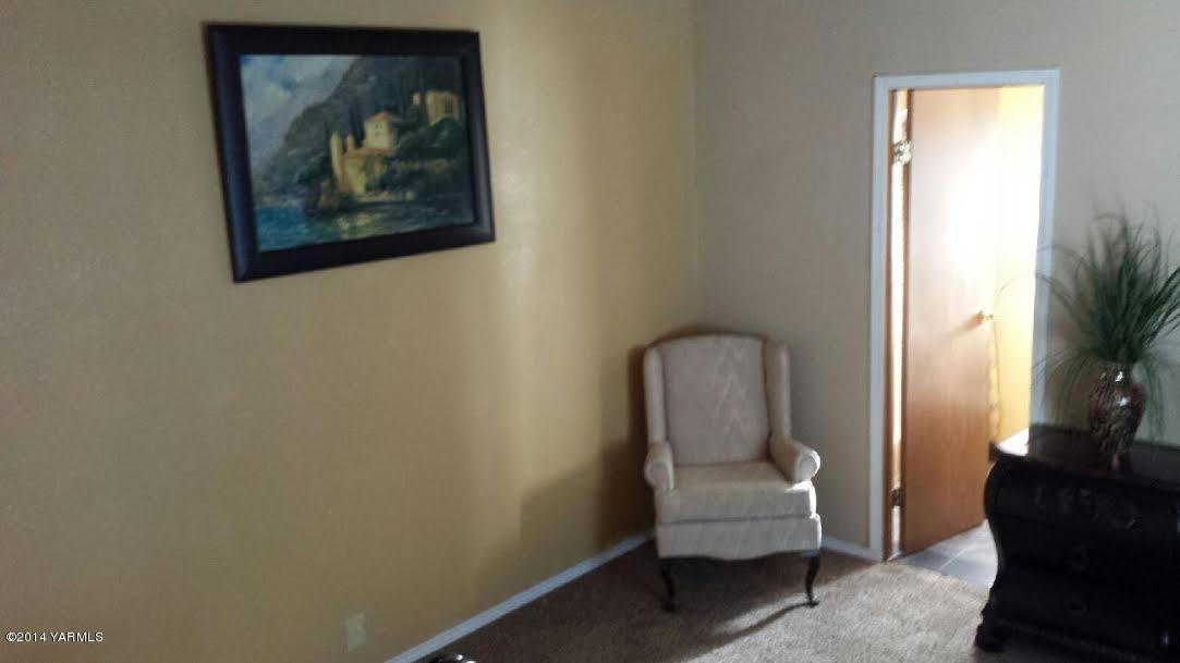 216 North Rivard Road Moxee, WA 98936 - Photo 7 of 16 a bedroom with a bed and a potted plant