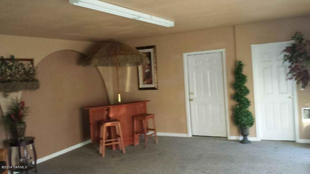 216 North Rivard Road Moxee, WA 98936 - Photo 10 of 16 a view of room with furniture and entryway