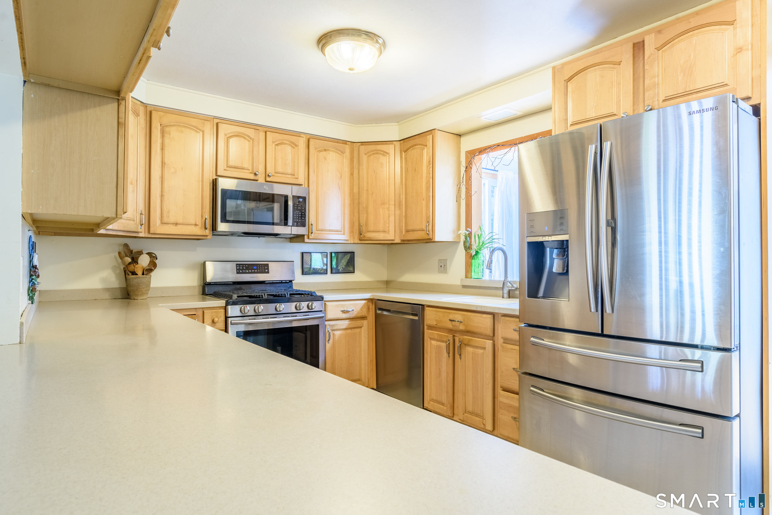 105 Meadow Wood Road Stratford, CT 06614 - Photo 7 of 37