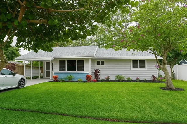 a view of a house with a yard