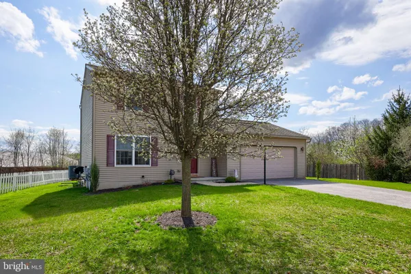 a view of house with backyard