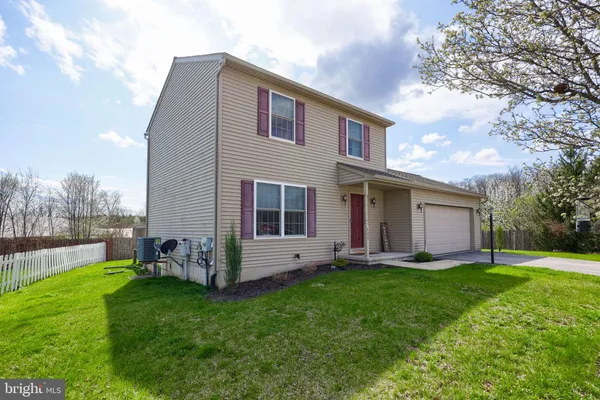 a view of a house with backyard