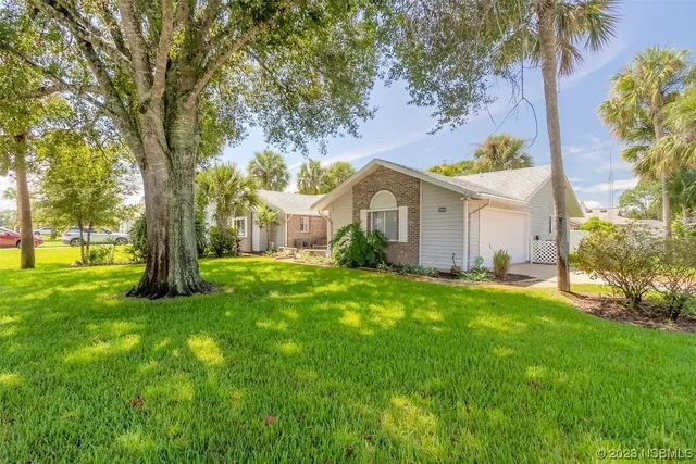 a view of a house with backyard and garden