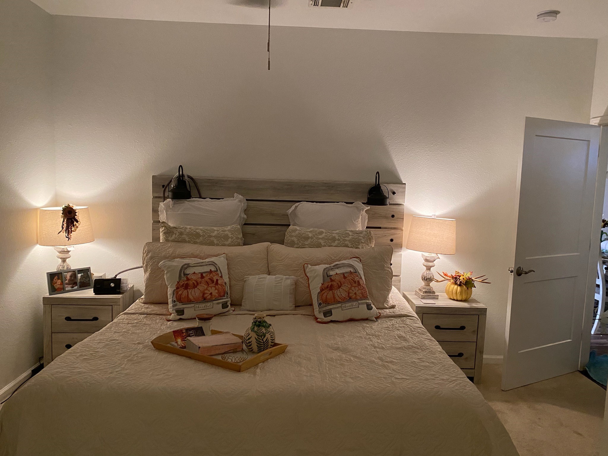 27946 Hickory Drive Splendora, TX 77372 - Photo 7 of 18 a bed room with a bed and a lamp