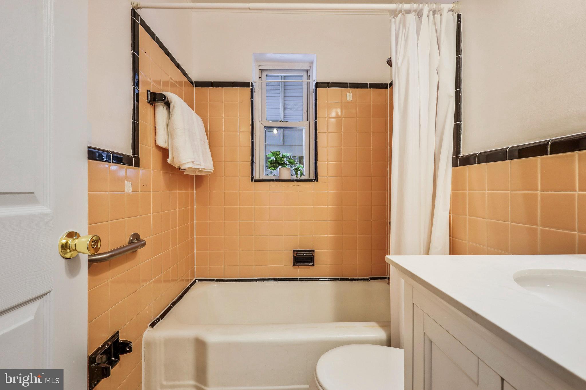 6006 Frederick Street Springfield, VA 22150 - Photo 23 of 38 Hall bath on main-level