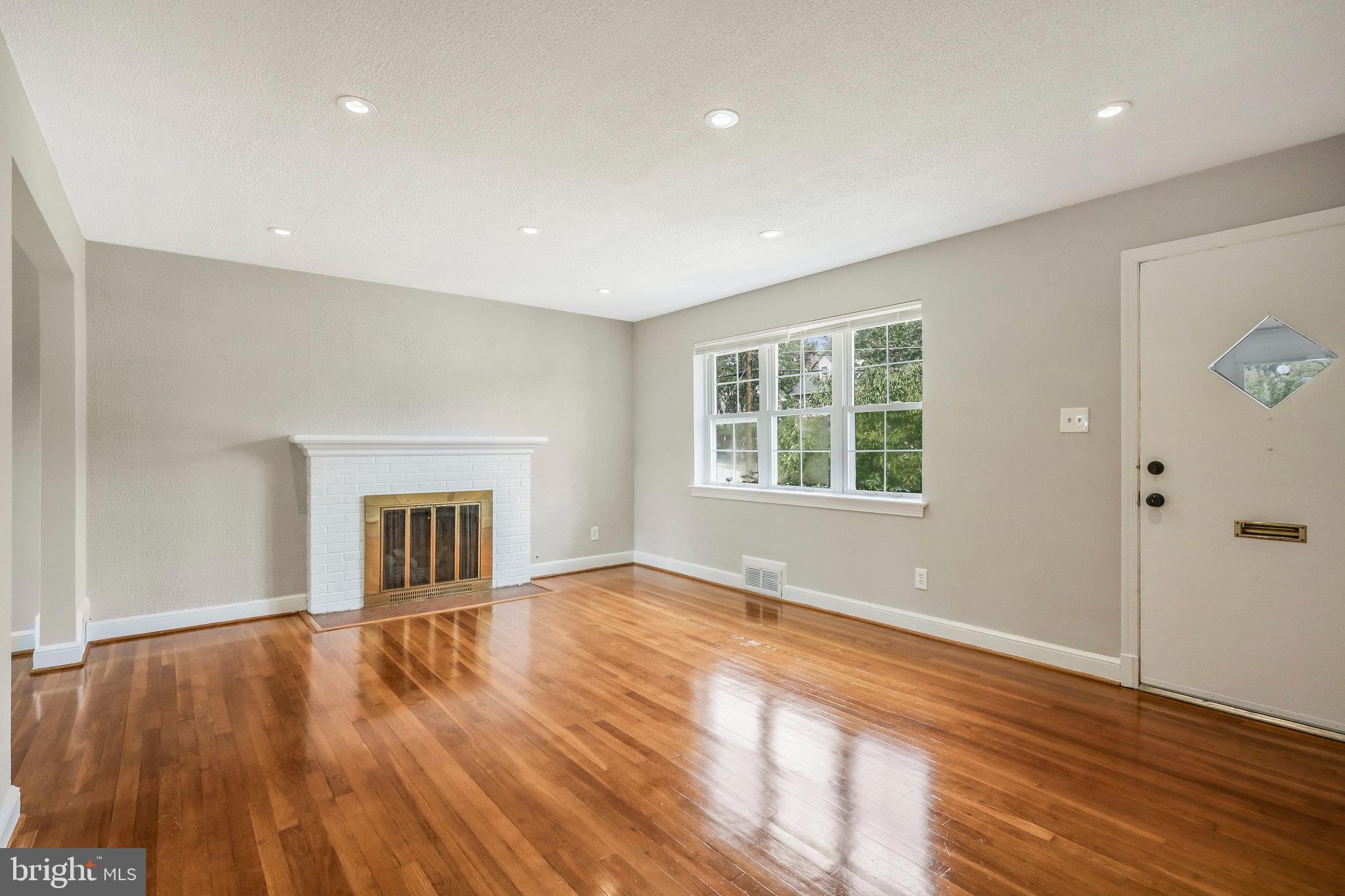 6006 Frederick Street Springfield, VA 22150 - Photo 6 of 38 Living room with recessed lighting