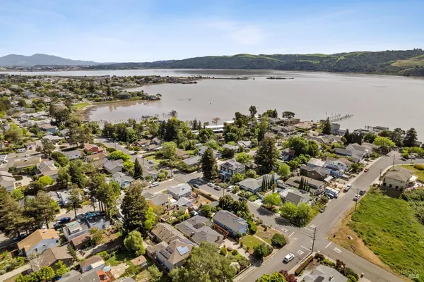 $1,079,000 | 914 West 6th Street, Benicia, CA 94510