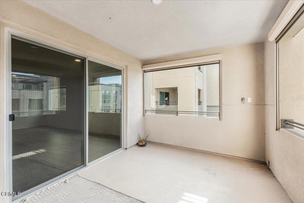 2830 Wagon Wheel Road, Unit 304 Oxnard, CA 93036 - Photo 23 of 45 a view of empty room with cabinet and mirrors
