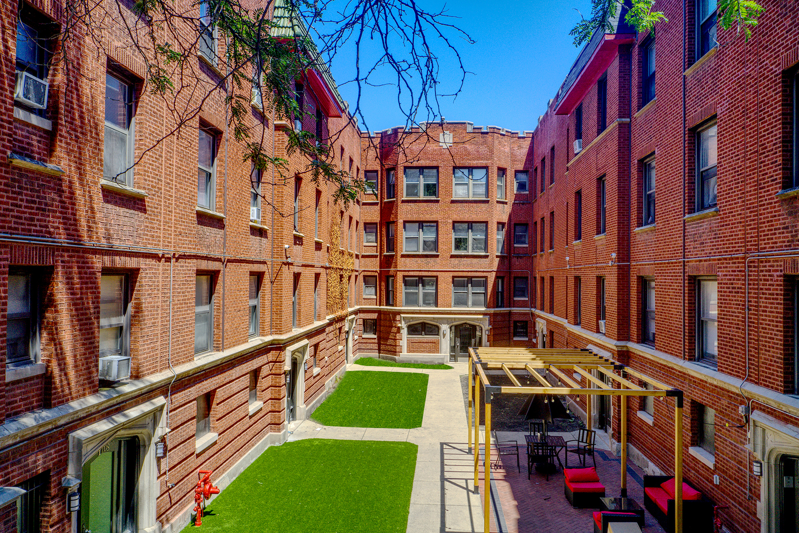 1708 West Juneway Terrace, Unit 2J Chicago, IL 60626 - Photo 1 of 13 a view of an buildings with a street