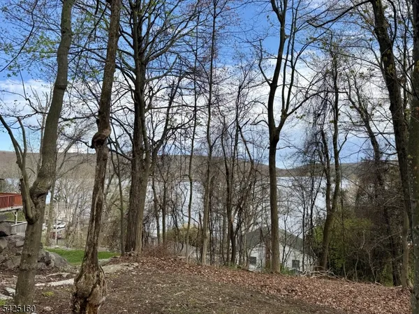 $58,900 | 3 Neptune Road, West Milford, NJ 07421