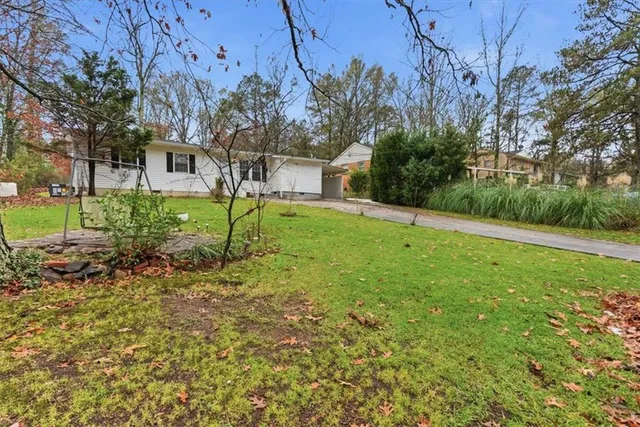 a view of a house with a yard