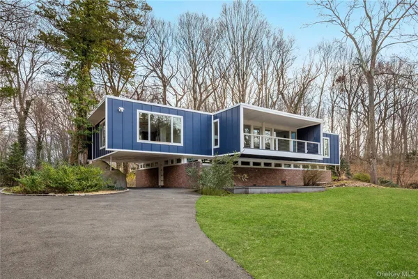 $2,950,000 | 25 Wood Road, Sands Point, NY 11050