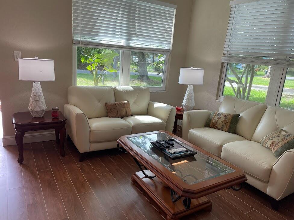 519 Pameto Road Nokomis, FL 34275 - Photo 4 of 22 nokomiS LIVING ROOM 2