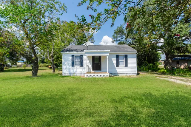 $1,400 | 108 Lostracco Street, Angleton, TX 77515