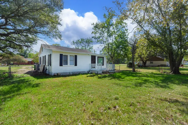 $1,400 | 108 Lostracco Street, Angleton, TX 77515