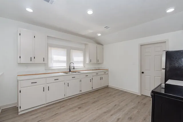 $1,400 | 108 Lostracco Street, Angleton, TX 77515