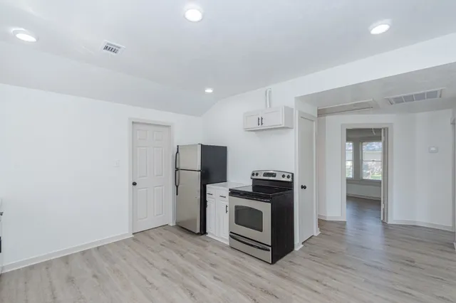 $1,400 | 108 Lostracco Street, Angleton, TX 77515