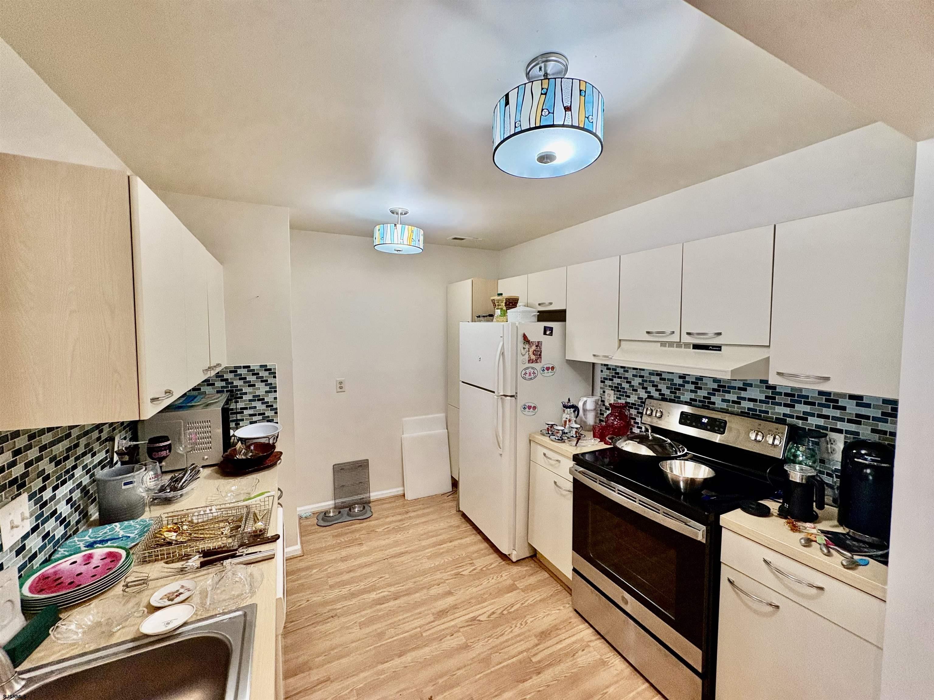 550 Central Avenue, Unit G16 CONSTITUTION CT Linwood, NJ 08221 - Photo 6 of 13 a kitchen with a stove and a white cabinets