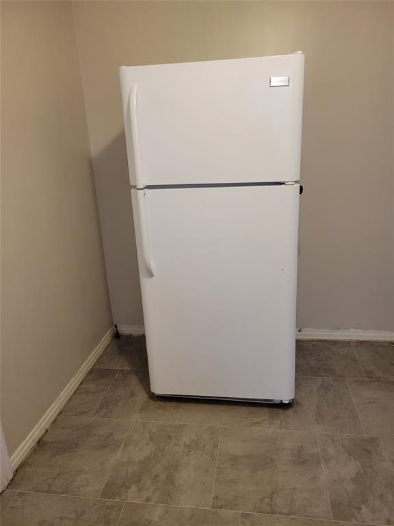 211 Wichita Street Shreveport, LA 71101 - Photo 4 of 10 Kitchen view of freestanding refrigerator and baseboards
