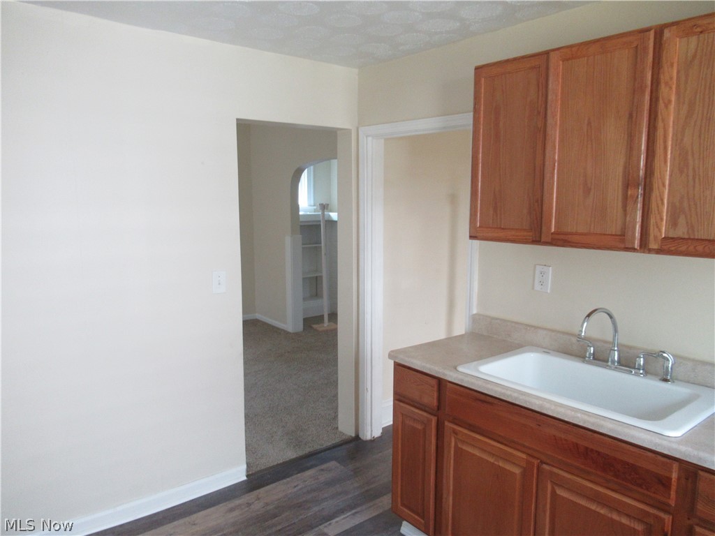 917 Woodview Road Cleveland, OH 44121 - Photo 7 of 34