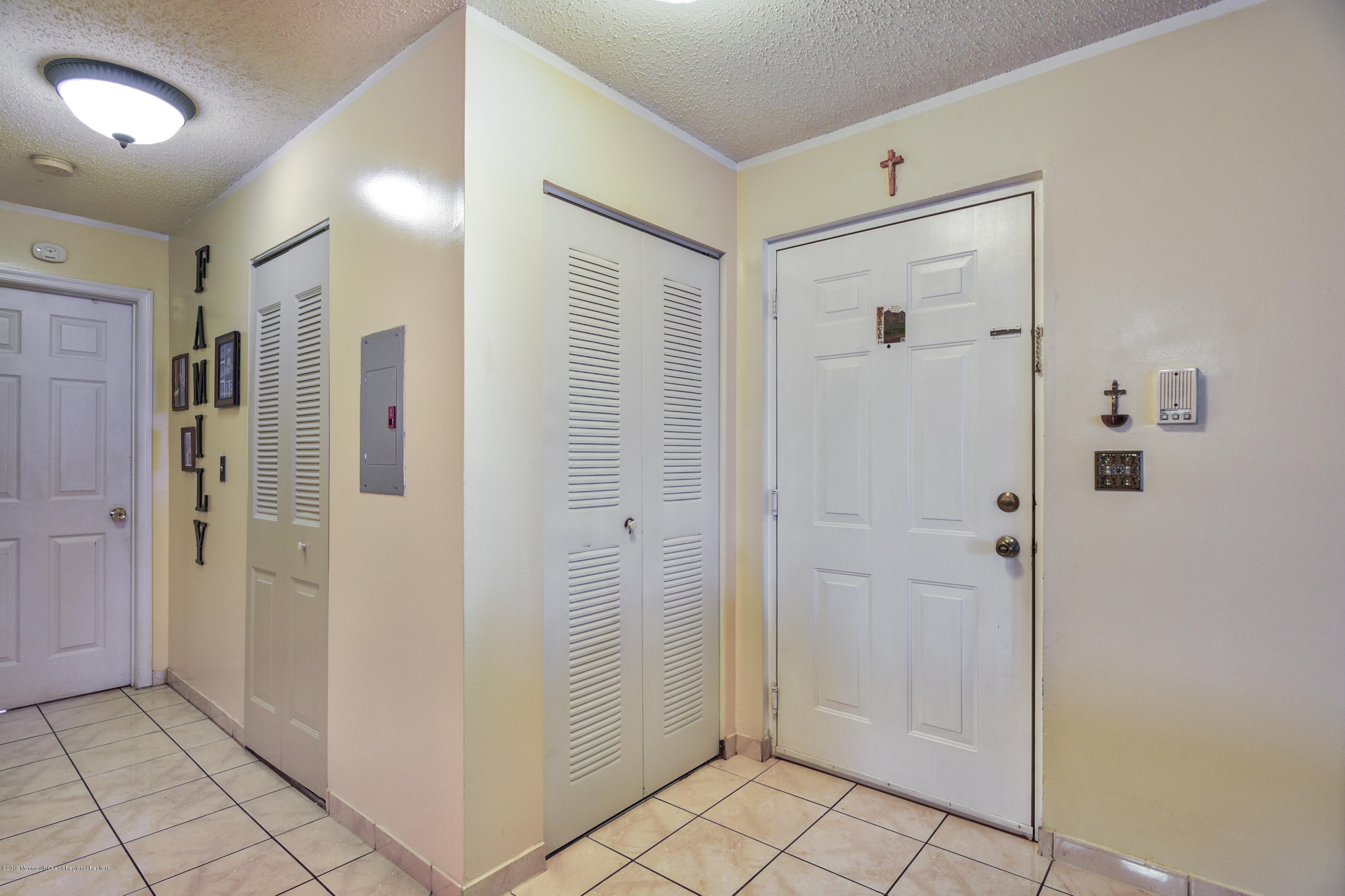 918 Edpas Road, Unit 918 New Brunswick, NJ 08901 - Photo 2 of 19 002_Foyer