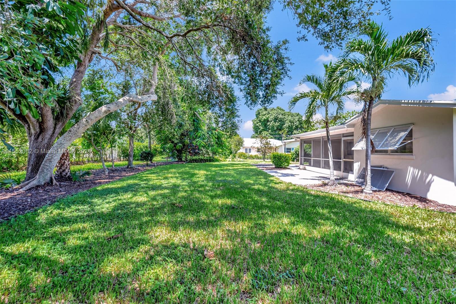 2598 Lone Pine Road Palm Beach Gardens, FL 33410 - Photo 26 of 29 a view of backyard with a table and chairs