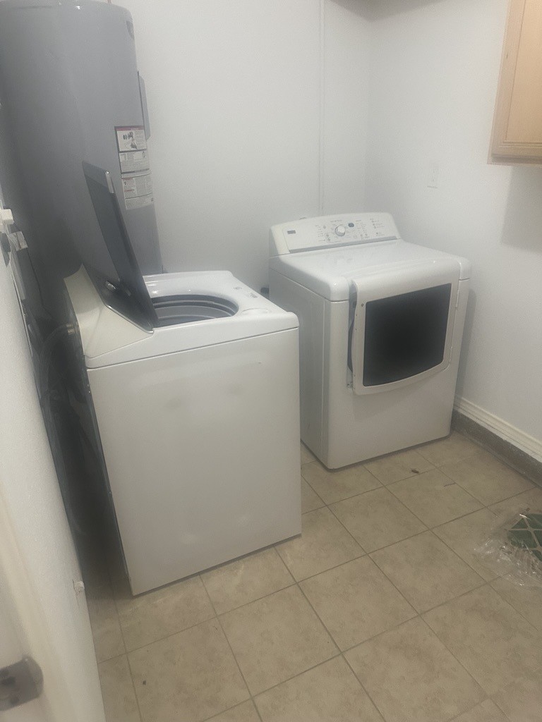 304 Jill Street Conroe, TX 77303 - Photo 17 of 35 a utility room with dryer and washer