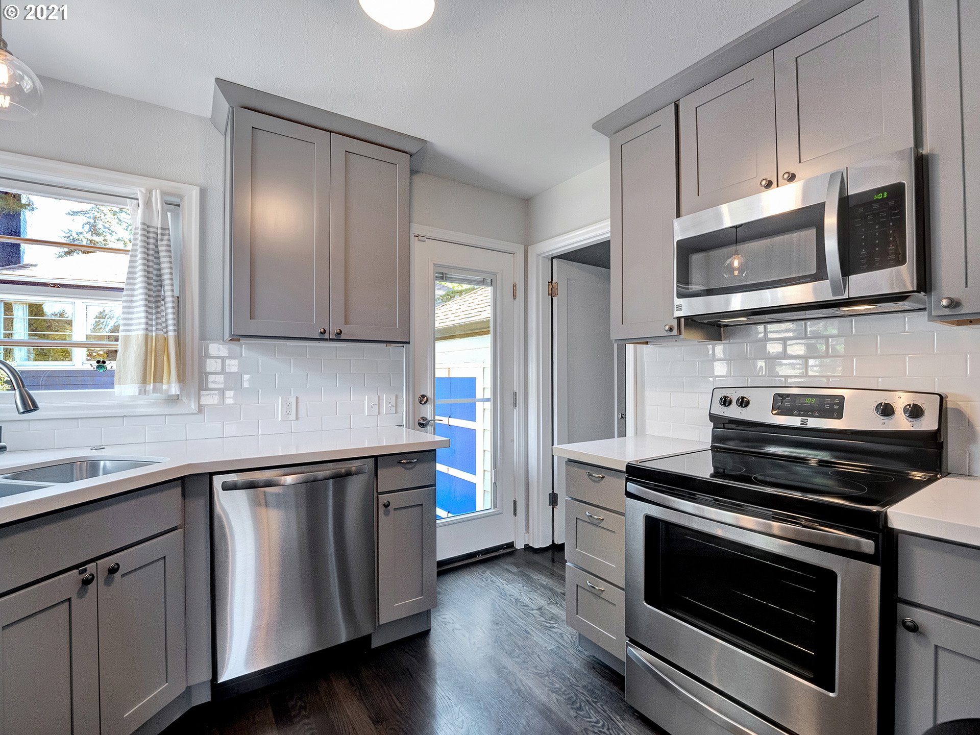 3010 Southwest Flower Terrace Portland, OR 97239 - Photo 6 of 27 Gallery Image 6