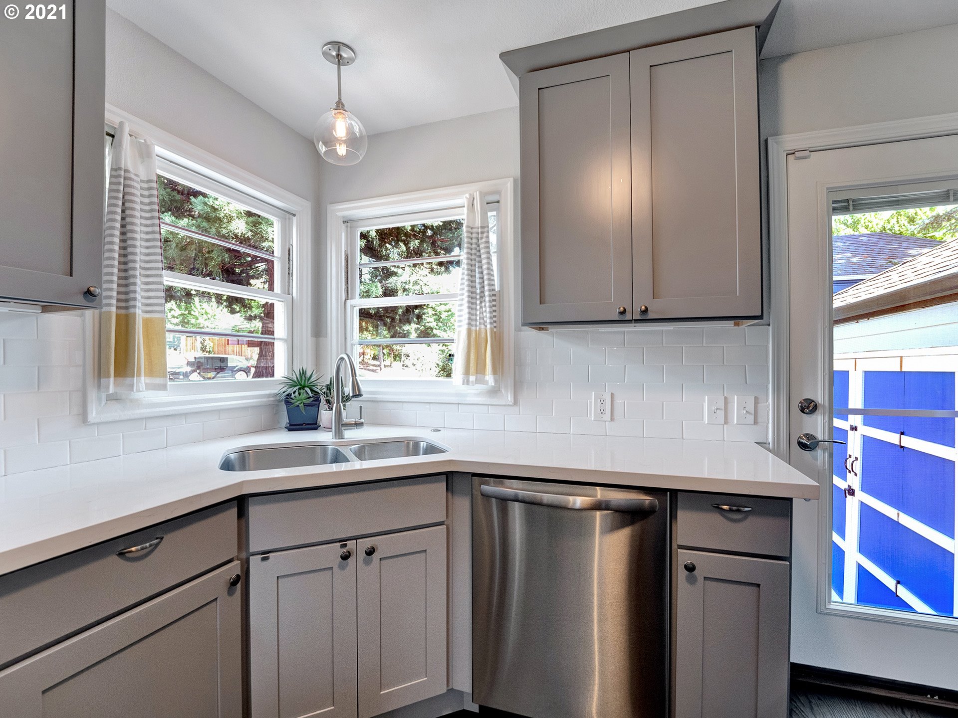 3010 Southwest Flower Terrace Portland, OR 97239 - Photo 8 of 27 Gallery Image 8