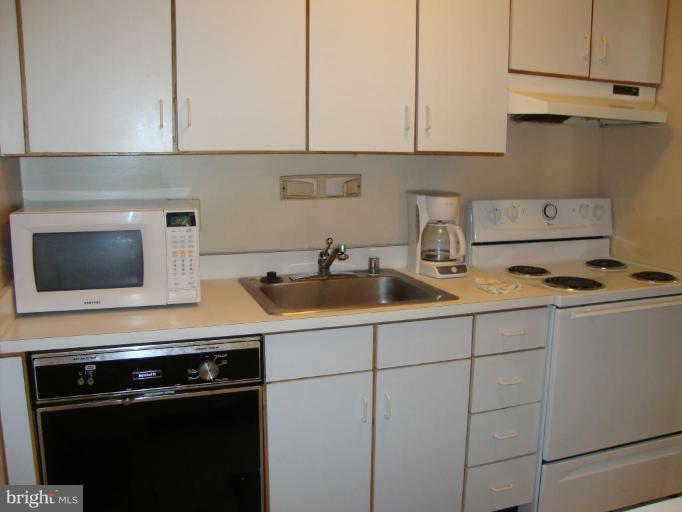 136 Barre Street West, Unit R Baltimore, MD 21201 - Photo 3 of 22 Kitchen