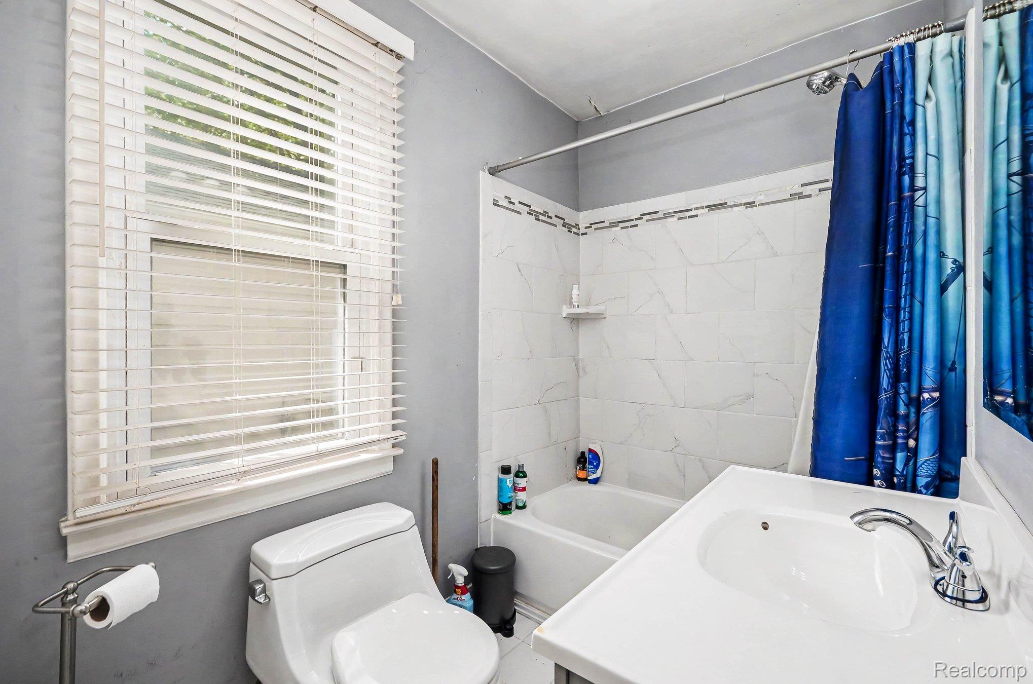 2126 Roslyn Road Grosse Pointe, MI 48236 - Photo 14 of 25 Bathroom with shower / bathtub combination with curtain and vanity