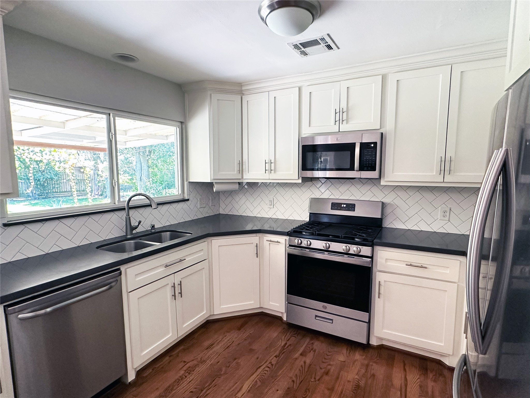 4821 Hummingbird Street Houston, TX 77035 - Photo 11 of 45 Kitchen