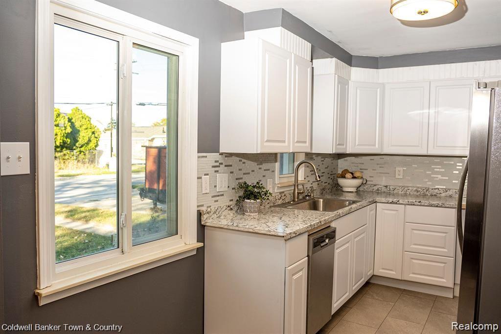 21260 Ridgedale Street Oak Park, MI 48237 - Photo 2 of 23