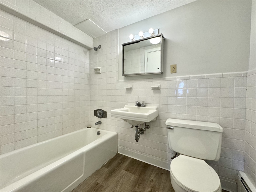 206 High Street, Unit 7 Waltham, MA 02453 - Photo 5 of 17 a bathroom with a toilet a sink and bathtub