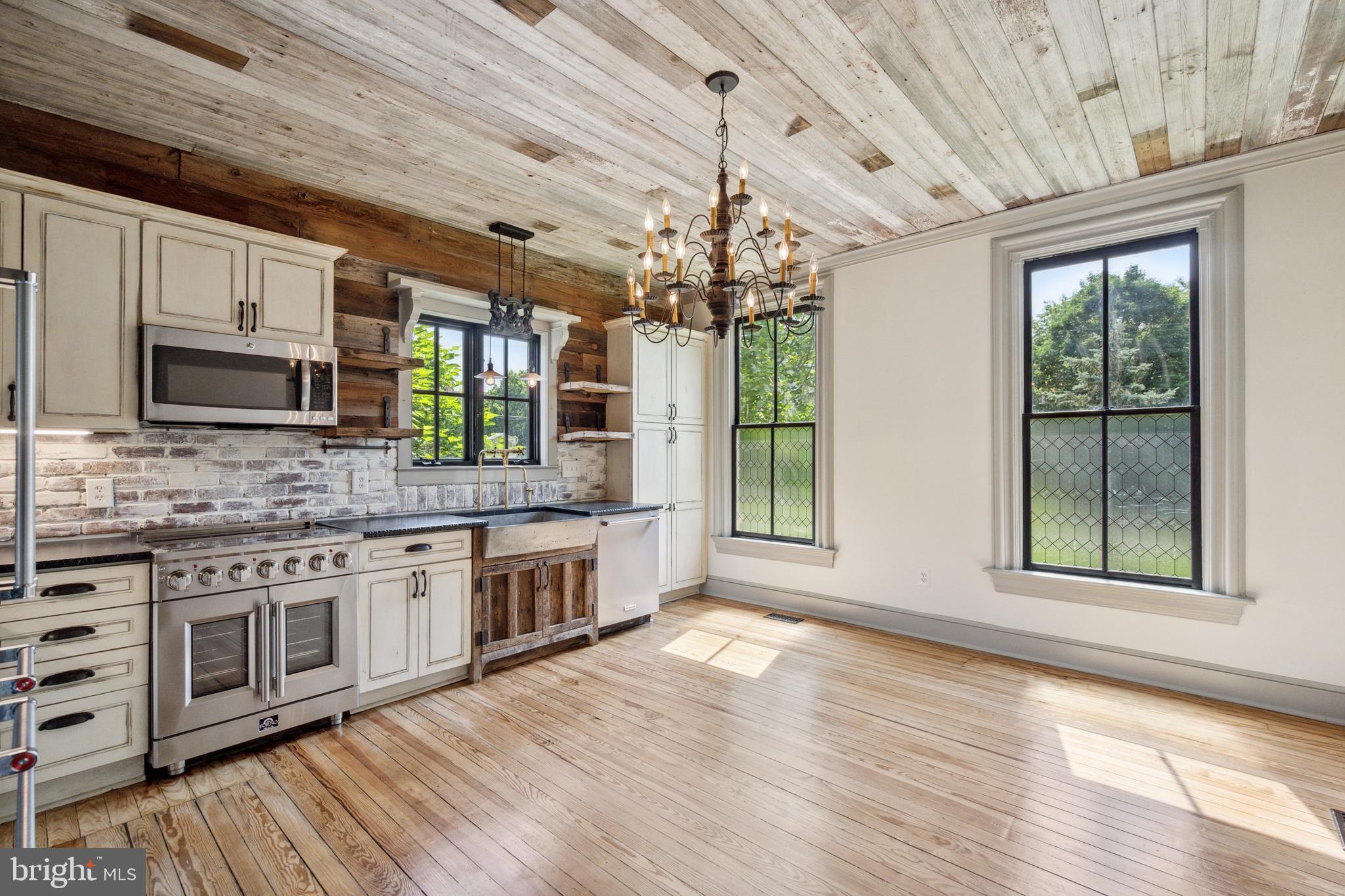 131 Ken Culbert Jr. Road Purcellville, VA 20132 - Photo 17 of 75 Huge eat-in kitchen with updated appliances