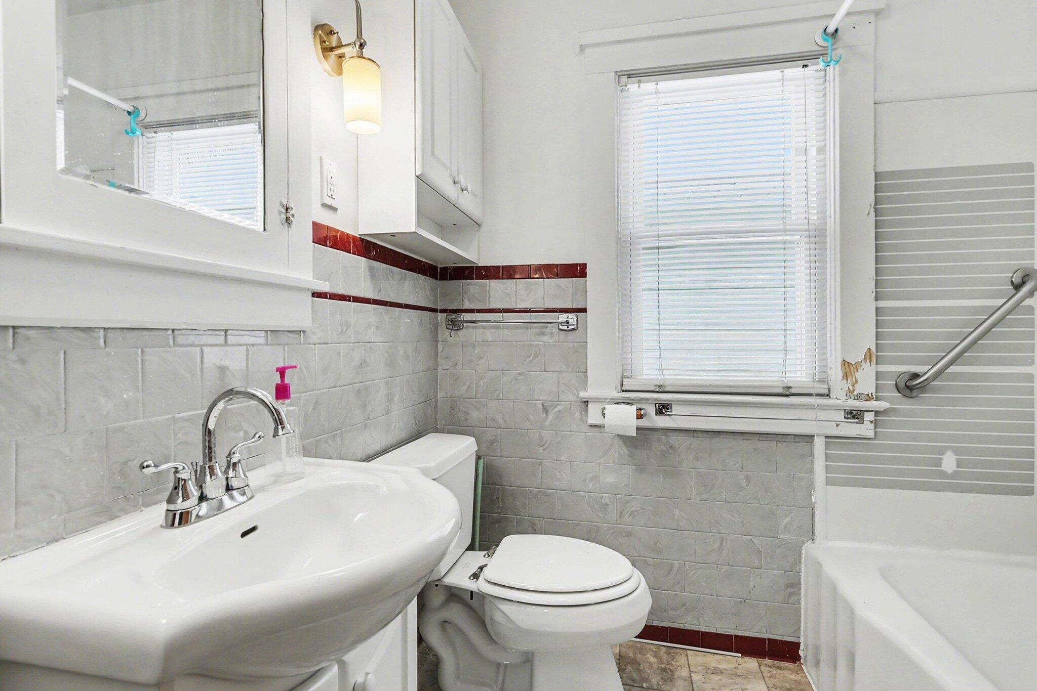 1608 Maguire Street Jackson, MI 49202 - Photo 9 of 15 009_file_6040